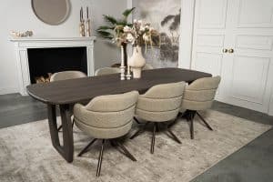 De Deens ovale slanke eettafel Bordeaux met een O-poot van Room108