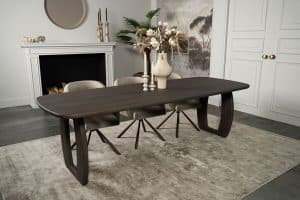 De Deens ovale slanke eettafel Bordeaux met een O-poot van Room108