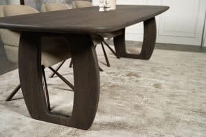 De Deens ovale slanke eettafel Bordeaux met een O-poot van Room108