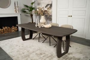 De Deens ovale slanke eettafel Bordeaux met een O-poot van Room108