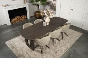De Deens ovale slanke eettafel Bordeaux met een O-poot van Room108