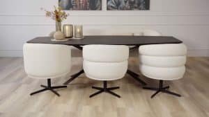 3 beige eetkamerstoelen Daley aan eettafel, 3 verschillende afwerkingen in rugleuning. Aan zwarte eettafel.