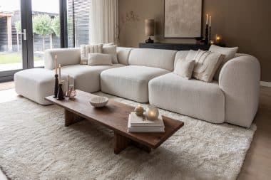 Beige hoekbank met ronde vormen in een japandi interieur. Binnenkijken bij Jenny.