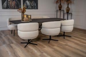 Beige eetkamerstoelen Daley 2 aan zwarte eettafel