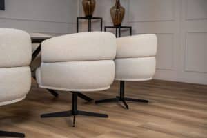 Details van beige eetkamerstoelen Daley 2 aan zwarte eettafel