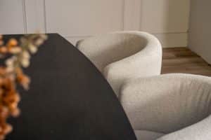 Details van beige eetkamerstoelen Daley aan zwarte eettafel