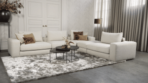 Beige bank met verschillende elementen en een sfeervolle rood / roze interieurstyling.