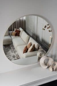Beige bank met verschillende elementen en een sfeervolle rood / roze interieurstyling.