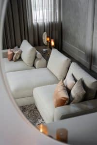 De elementenbank Eva met zachte kussens in een licht beige stof van Room108