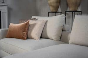 De elementenbank Eva met zachte kussens in een licht beige stof van Room108