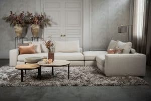 De elementenbank Eva met zachte kussens in een licht beige stof van Room108