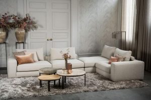 De elementenbank Eva met zachte kussens in een licht beige stof van Room108