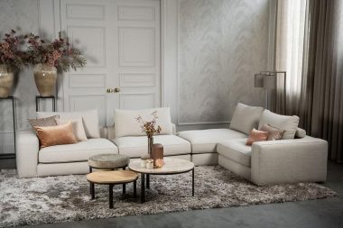 De elementenbank Eva met zachte kussens in een licht beige stof van Room108