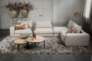 De elementenbank Eva met zachte kussens in een licht beige stof van Room108