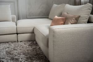 De elementenbank Eva met zachte kussens in een licht beige stof van Room108