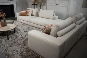De elementenbank Eva met zachte kussens in een licht beige stof van Room108