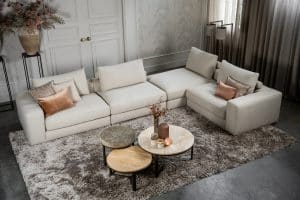 De elementenbank Eva met zachte kussens in een licht beige stof van Room108