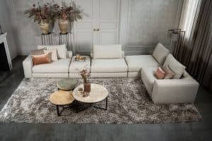 De elementenbank Eva met zachte kussens in een licht beige stof van Room108