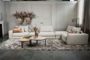 De elementenbank Eva met zachte kussens in een licht beige stof van Room108