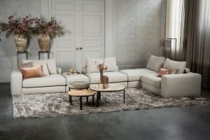 De elementenbank Eva met zachte kussens in een licht beige stof van Room108
