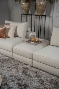 De elementenbank Eva met zachte kussens in een licht beige stof van Room108