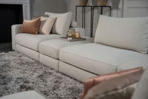 De elementenbank Eva met zachte kussens in een licht beige stof van Room108
