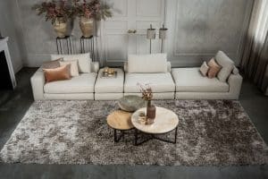 De elementenbank Eva met zachte kussens in een licht beige stof van Room108