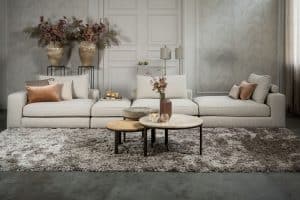 De elementenbank Eva met zachte kussens in een licht beige stof van Room108