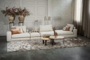 De elementenbank Eva met zachte kussens in een licht beige stof van Room108