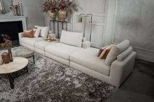 De elementenbank Eva met zachte kussens in een licht beige stof van Room108