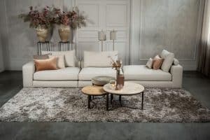 De elementenbank Eva met zachte kussens in een licht beige stof van Room108
