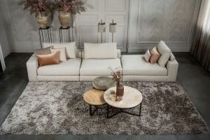 De elementenbank Eva met zachte kussens in een licht beige stof van Room108