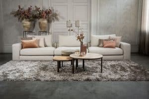 De elementenbank Eva met zachte kussens in een licht beige stof van Room108