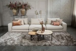 De elementenbank Eva met zachte kussens in een licht beige stof van Room108