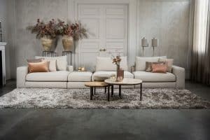 De elementenbank Eva met zachte kussens in een licht beige stof van Room108