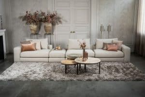 De elementenbank Eva met zachte kussens in een licht beige stof van Room108