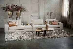 De elementenbank Eva met zachte kussens in een licht beige stof van Room108