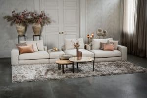 De elementenbank Eva met zachte kussens in een licht beige stof van Room108