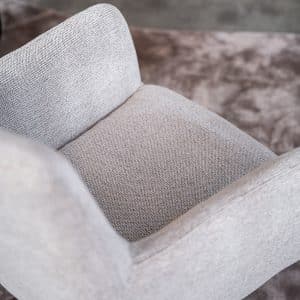 Detail van lichte natural eetkamerstoel met armleuning.