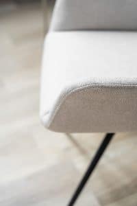 Beige eetkamerstoel met armleuning van Gusj