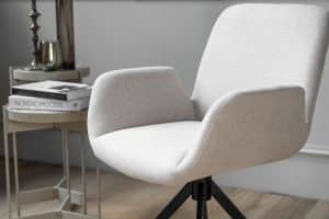 Beige eetkamerstoel met armleuning van Gusj