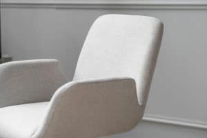 Beige eetkamerstoel met armleuning van Gusj