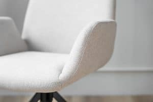 Beige eetkamerstoel met armleuning van Gusj