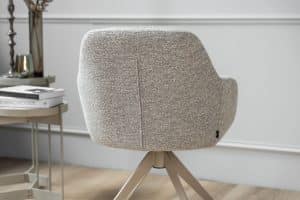 Eetkamerstoel in lichtgrijze stof en beige poot