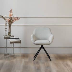 lichte beige stoel met armleuningen van Gusj