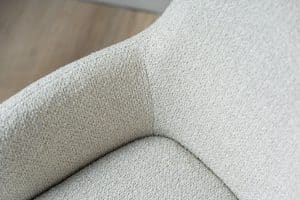 lichte beige stoel met armleuningen van Gusj