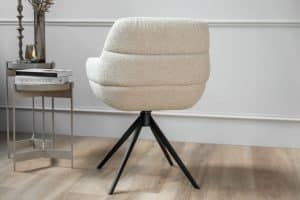 lichte beige stoel met armleuningen van Gusj