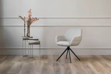 lichte beige stoel met armleuningen van Gusj