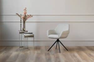 lichte beige stoel met armleuningen van Gusj
