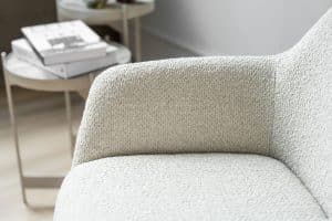 lichte beige stoel met armleuningen van Gusj